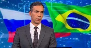 César Tralli sério no Jornal Nacional