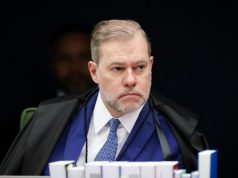 ministro Dias Toffoli sério, sem olhar para a câmera