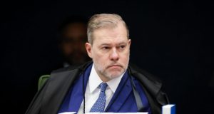ministro Dias Toffoli sério, sem olhar para a câmera
