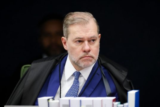 ministro Dias Toffoli sério, sem olhar para a câmera