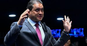 senador Weverton Rocha (PDT-MA) falando e gesticulando