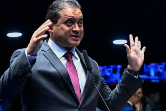 senador Weverton Rocha (PDT-MA) falando e gesticulando