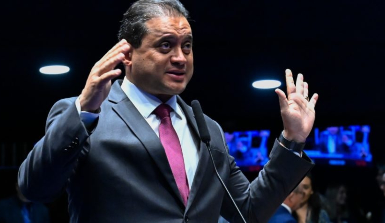 senador Weverton Rocha (PDT-MA) falando e gesticulando