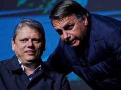 O governador de São Paulo, Tarcísio de Freitas (Republicanos), e o ex-presidente Jair Bolsonaro (PL) conversando