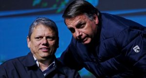 O governador de São Paulo, Tarcísio de Freitas (Republicanos), e o ex-presidente Jair Bolsonaro (PL) conversando