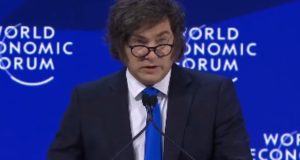 Javier Milei sério, falando em microfone