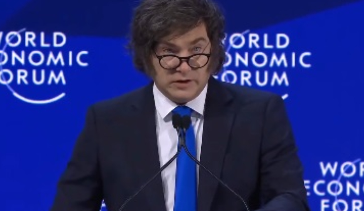 Javier Milei sério, falando em microfone