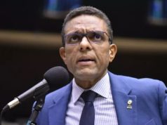 O deputado Otoni de Paula (MDB-RJ) sério, falando em microfone