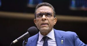 O deputado Otoni de Paula (MDB-RJ) sério, falando em microfone