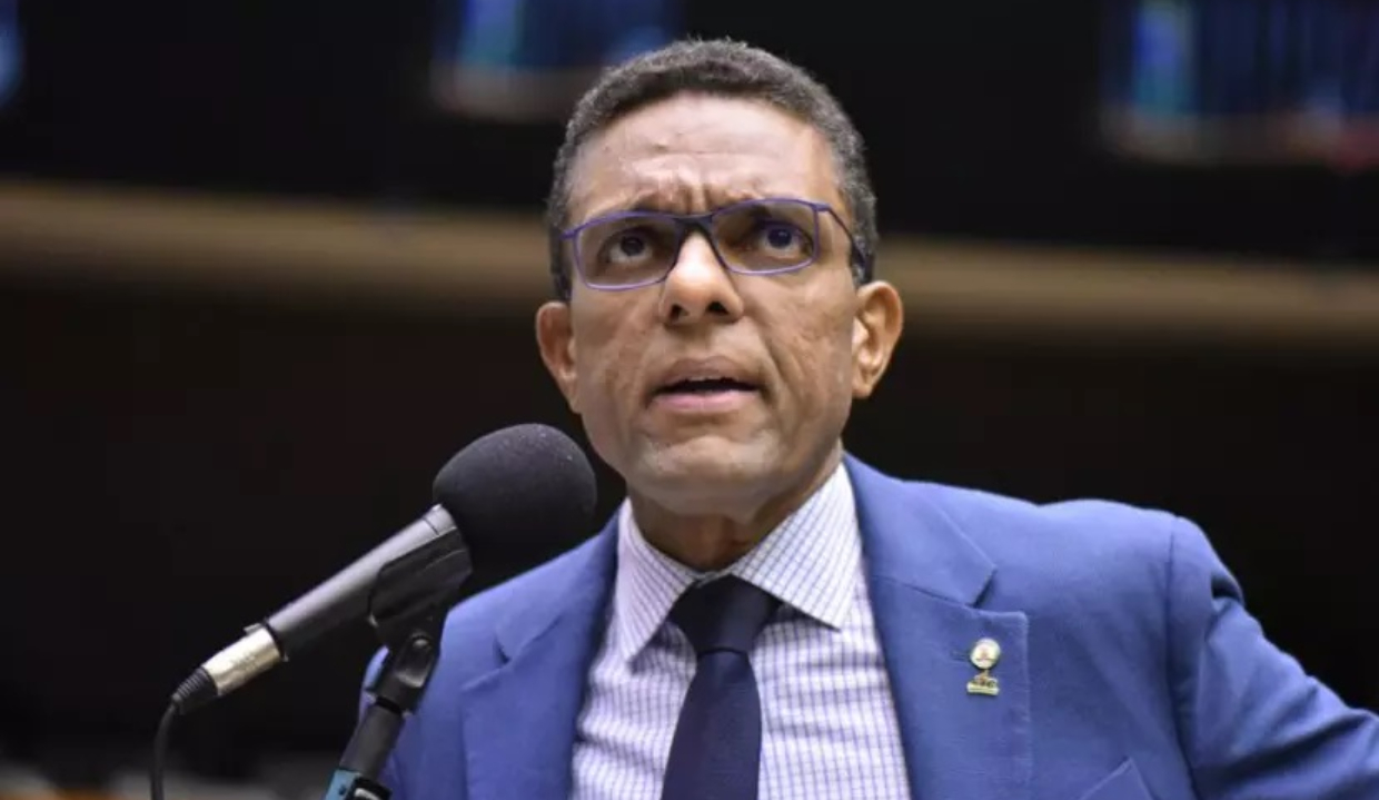 O deputado Otoni de Paula (MDB-RJ) sério, falando em microfone