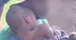 Wanderson Kauã quando foi encontrado, no colo