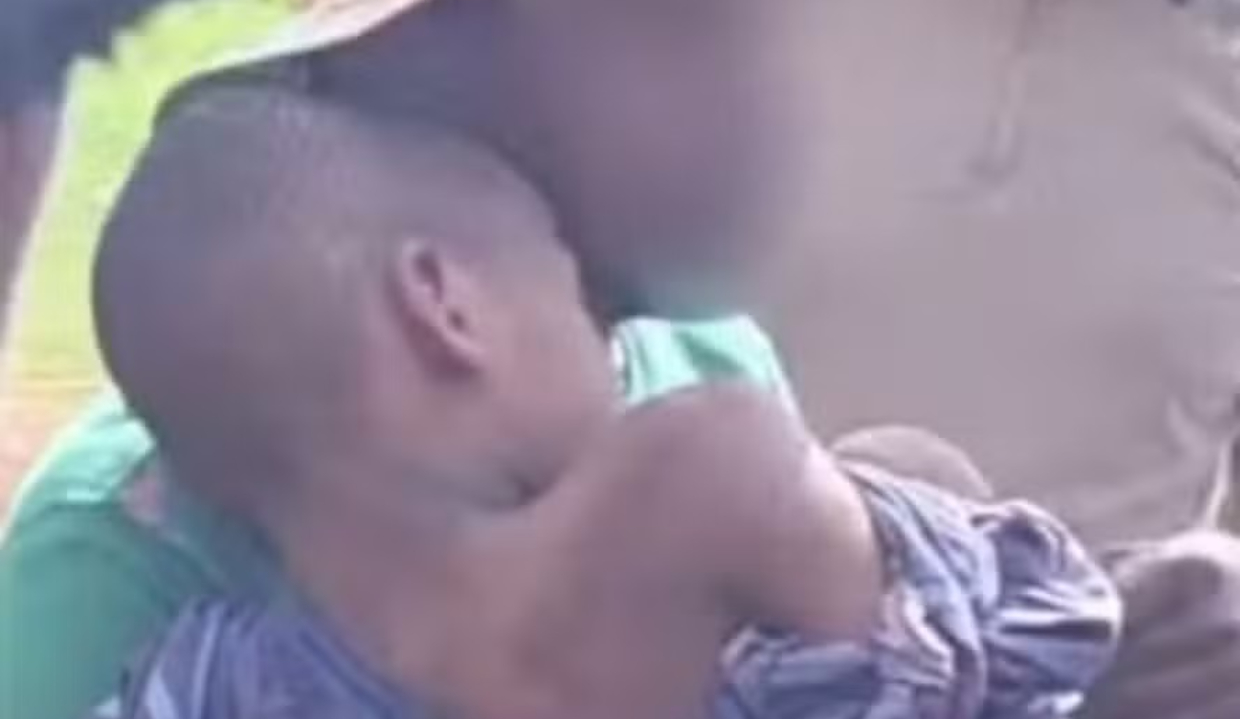 Wanderson Kauã quando foi encontrado, no colo