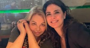 Vera Gimenez e Luciana Gimenez abraçadas, posando para foto, a segunda sorrindo