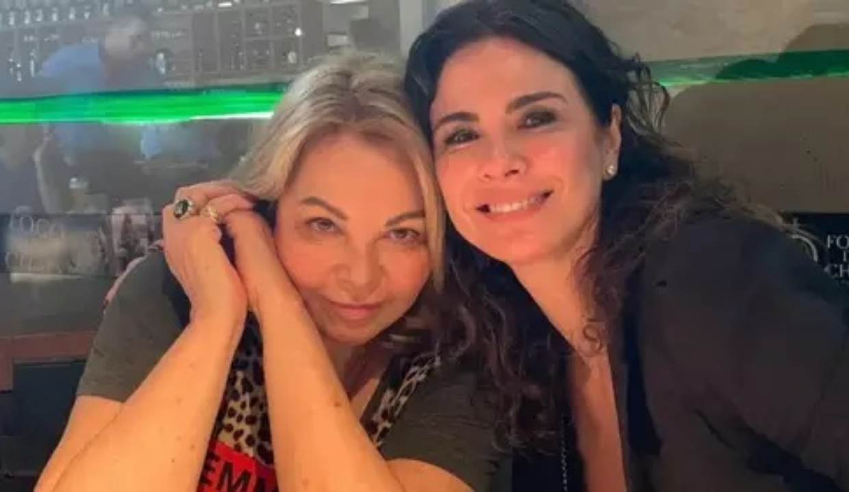 Vera Gimenez e Luciana Gimenez abraçadas, posando para foto, a segunda sorrindo