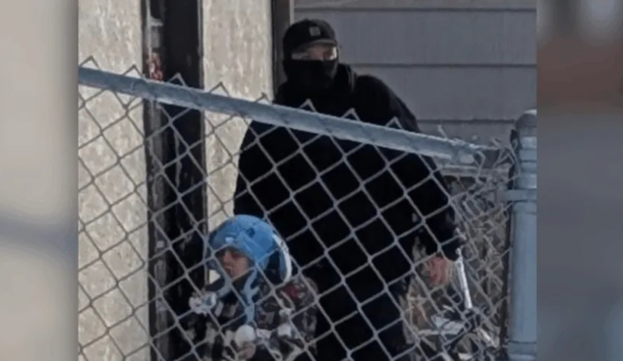 Liam Conejo Ramos, de 5 anos, na entrada de casa