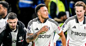 Rodrigo Muniz em dezembro de 2024, em campo pelo Fulham