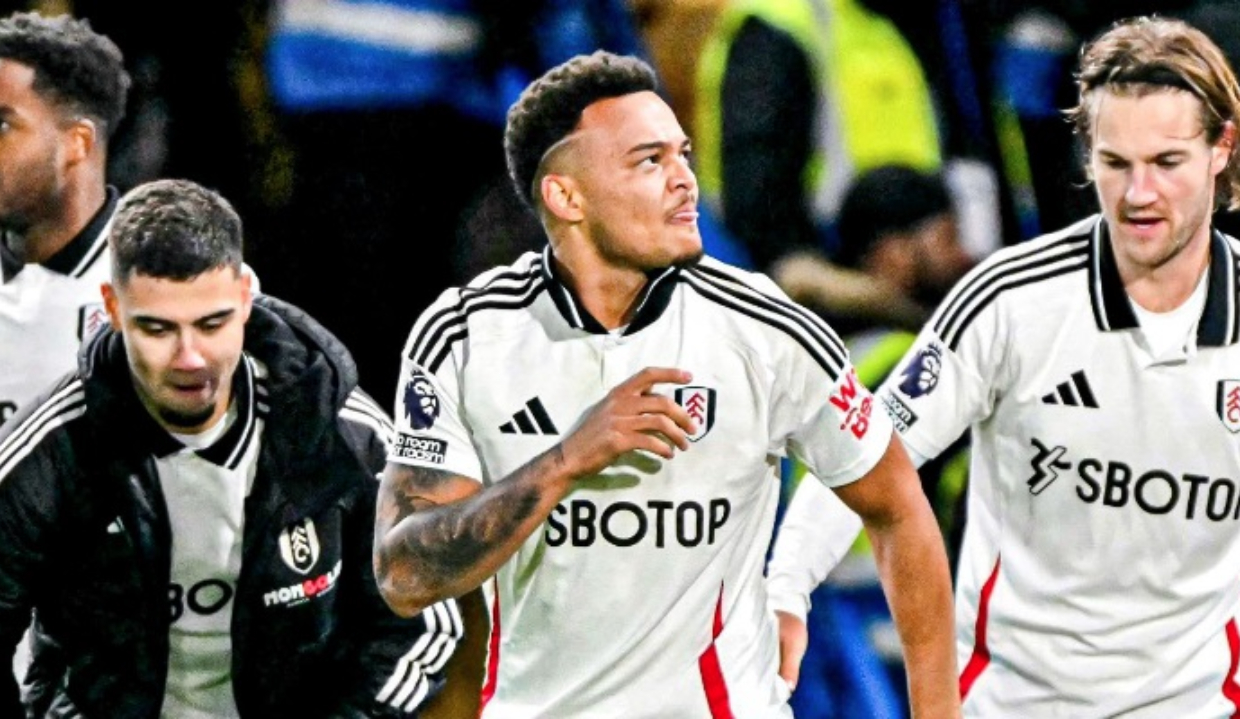 Rodrigo Muniz em dezembro de 2024, em campo pelo Fulham