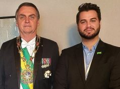 ex-presidente Jair Bolsonaro (PL) ao lado de Filipe Martins, posando para foto, em pé
