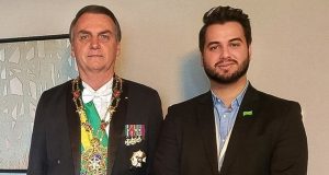 ex-presidente Jair Bolsonaro (PL) ao lado de Filipe Martins, posando para foto, em pé