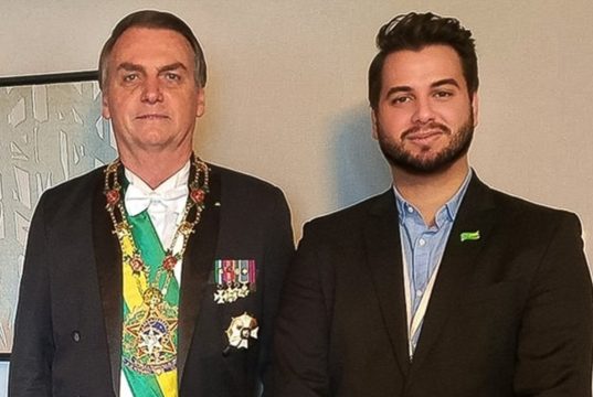 ex-presidente Jair Bolsonaro (PL) ao lado de Filipe Martins, posando para foto, em pé