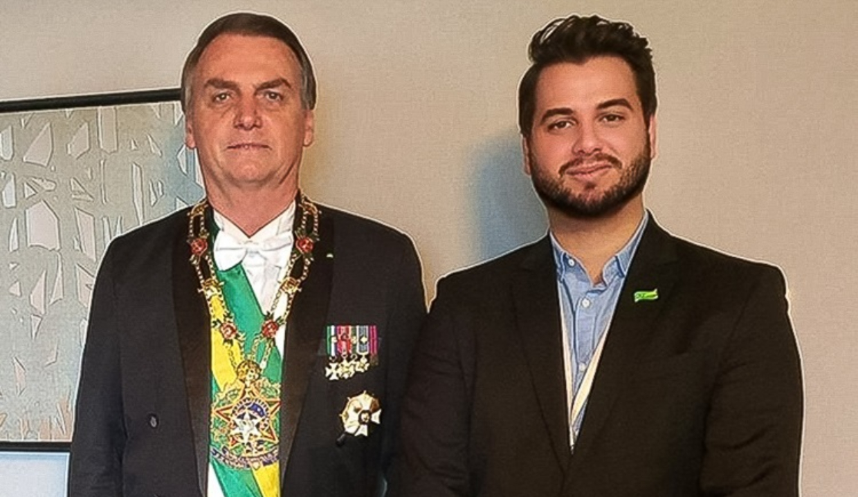 ex-presidente Jair Bolsonaro (PL) ao lado de Filipe Martins, posando para foto, em pé