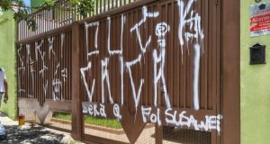 Casa do tio de Suzane von Richthofen com portão pichado