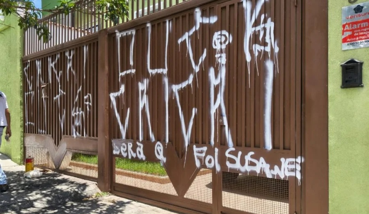 Casa do tio de Suzane von Richthofen com portão pichado