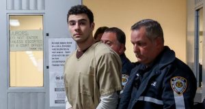 Luigi Mangione acompanhado de agentes