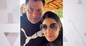 Francine Prado, dona do brechó online Desapego Legal, e o marido dela, Filipe Prado dos Santos, posando para foto, sérios, no centro de montagem