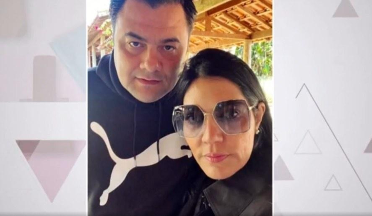 Francine Prado, dona do brechó online Desapego Legal, e o marido dela, Filipe Prado dos Santos, posando para foto, sérios, no centro de montagem