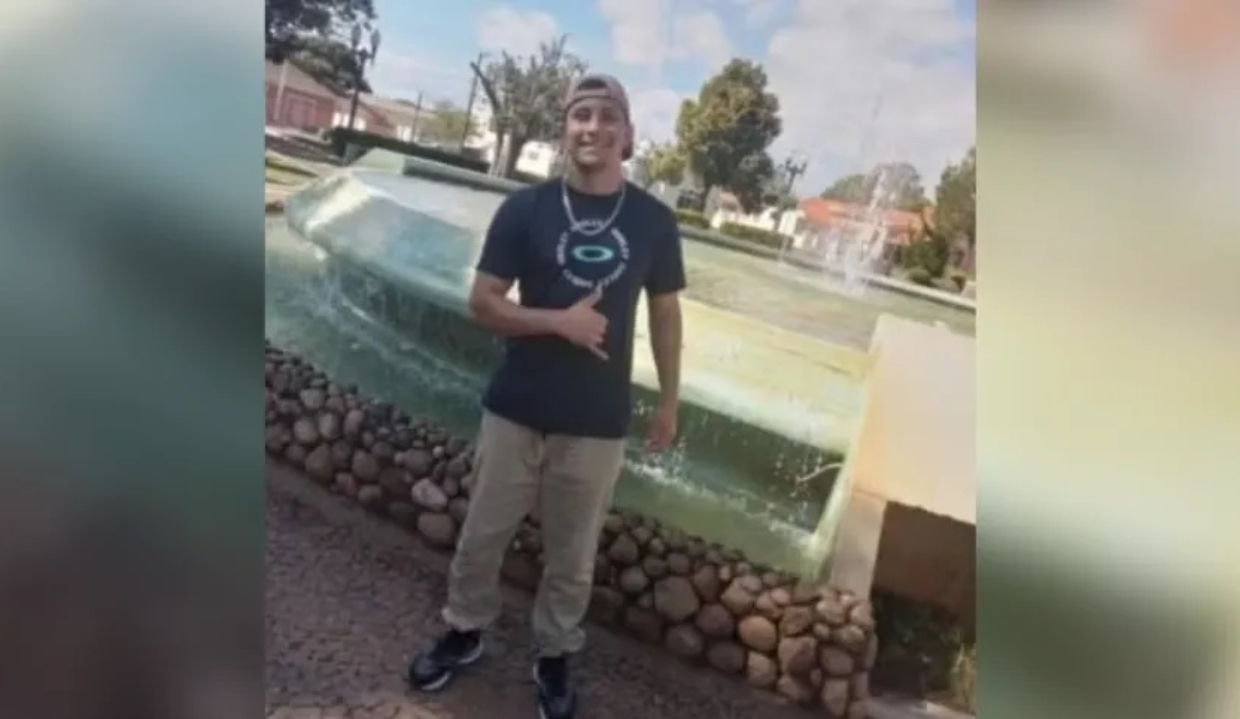 Deivison Andrade de Lima sorrindo e posando para foto no centro de montagem