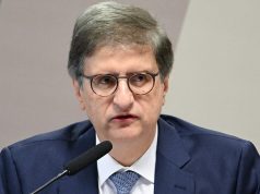 procurador-geral da República, Paulo Gonet, de óculos de grau, falando em microfone, sério, sem olhar para a câmera