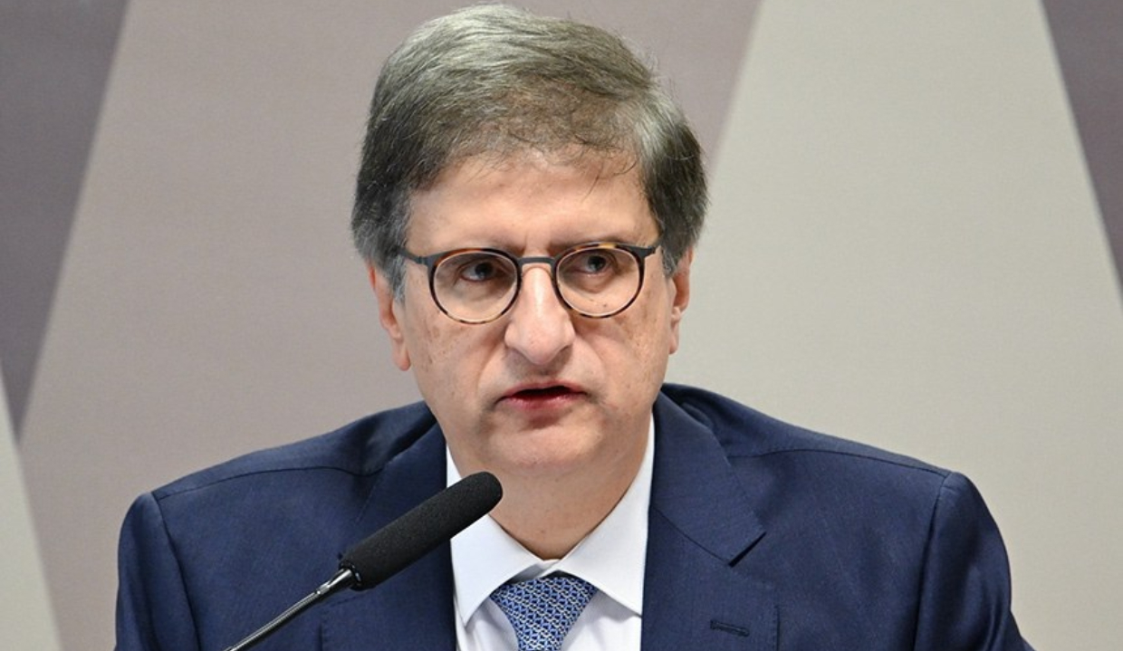 procurador-geral da República, Paulo Gonet, de óculos de grau, falando em microfone, sério, sem olhar para a câmera