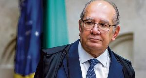ministro Gilmar Mendes, relator do caso. olhando para o lado, de óculos de grau, sério