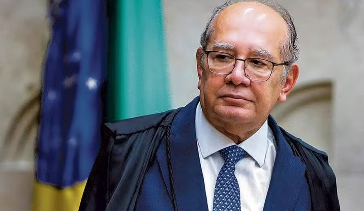 ministro Gilmar Mendes, relator do caso. olhando para o lado, de óculos de grau, sério