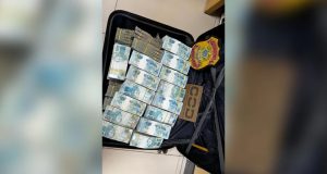 Dinheiro apreendido em veículo em pequenos montes