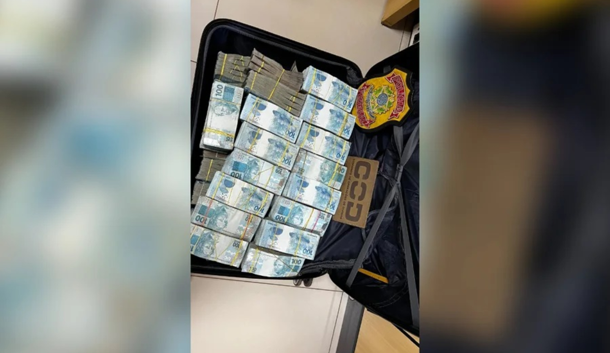 Dinheiro apreendido em veículo em pequenos montes