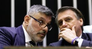 o ex-deputado federal Alexandre Frota (PDT) conversando com o ex-presidente Jair Bolsonaro (PL), ambos em close, lado a lado