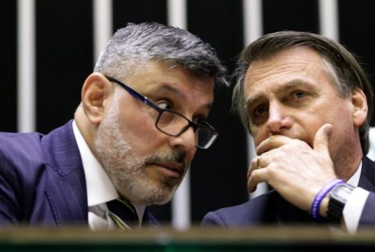 o ex-deputado federal Alexandre Frota (PDT) conversando com o ex-presidente Jair Bolsonaro (PL), ambos em close, lado a lado