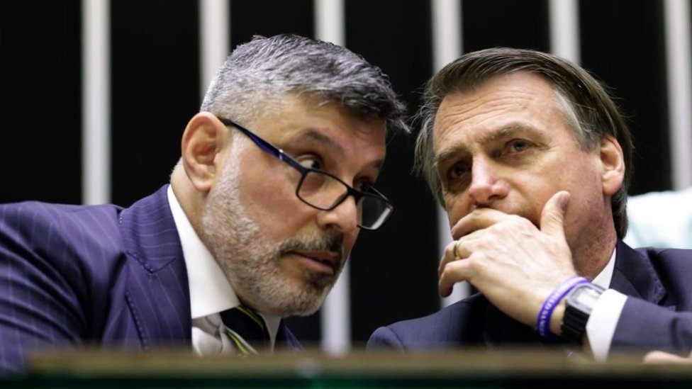 o ex-deputado federal Alexandre Frota (PDT) conversando com o ex-presidente Jair Bolsonaro (PL), ambos em close, lado a lado