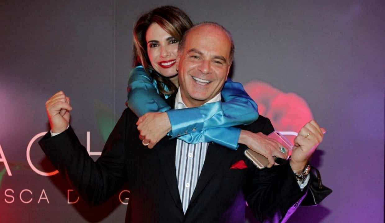 Luciana Gimenez e Marcelo de Carvalho abraçados e sorrindo para a câmera