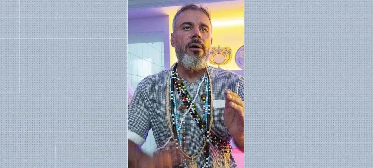 Henrique Vorcaro no centro de montagem, falando e gesticulando para a câmera