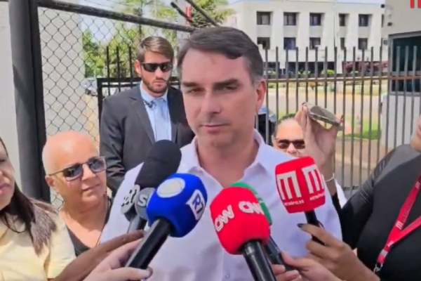 VÍDEO: Flávio diz que ar-condicionado está “torturando” Bolsonaro e volta a pedir “prisão humanitária”