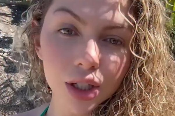 VÍDEO - "Enviada do Satanás": mulher ataca influenciadora por piercing íntimo