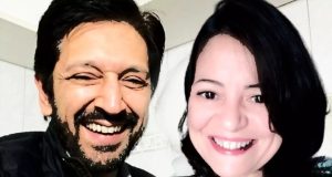 Ricardo Nunes e Janaína Reis Miron sorrindo, em close, olhando para a câmera