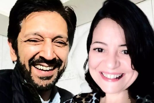 Ricardo Nunes e Janaína Reis Miron sorrindo, em close, olhando para a câmera