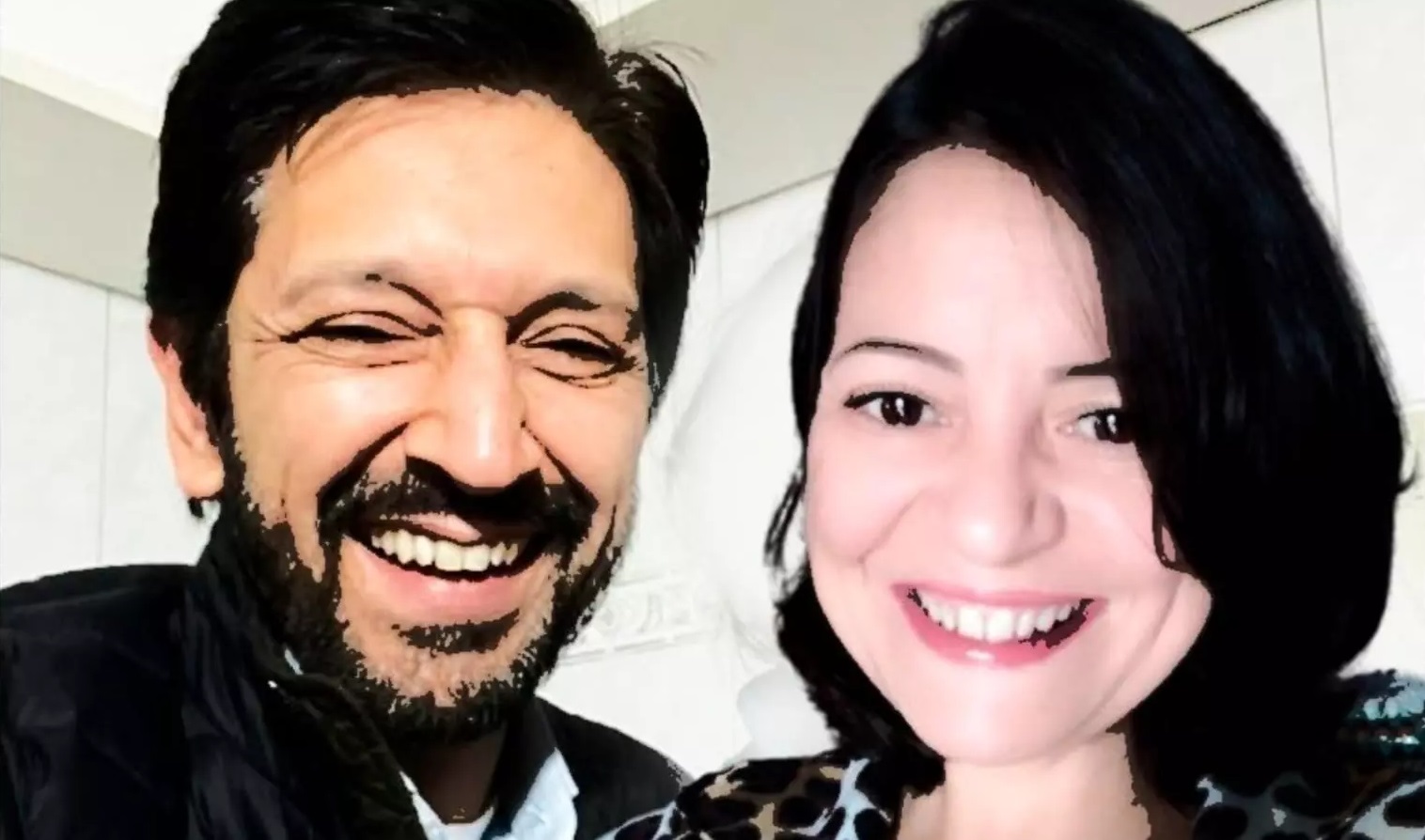 Ricardo Nunes e Janaína Reis Miron sorrindo, em close, olhando para a câmera