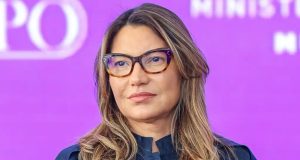 A primeira-dama, Rosângela da Silva, a Janja, de óculos de grau, séria, olhando para o lado