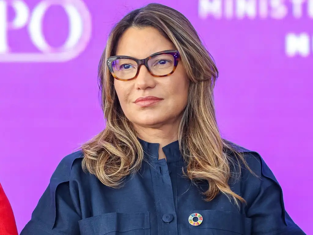 A primeira-dama, Rosângela da Silva, a Janja, de óculos de grau, séria, olhando para o lado