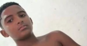 Deivson Rocha Dantas sem camisa, olhando sério para a câmera